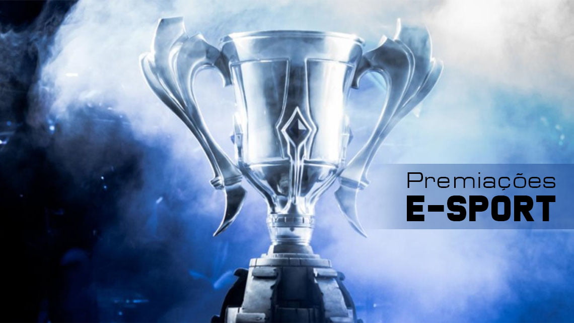 Premiações do E-Sports, com troféus Anholeto