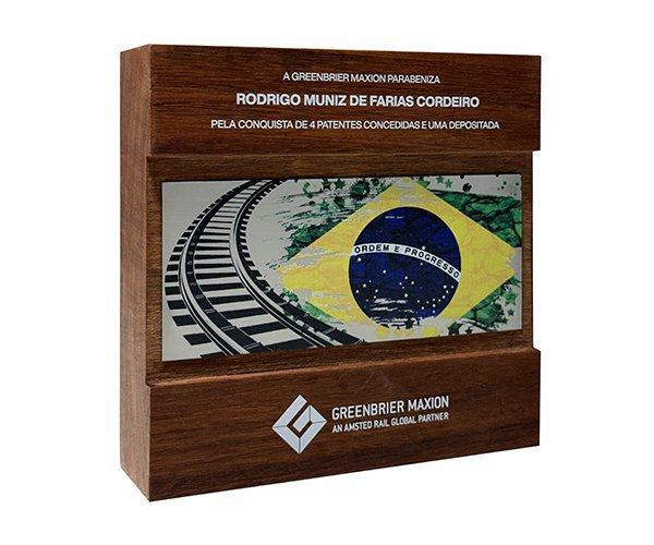 Troféu madeira nobre personalizado